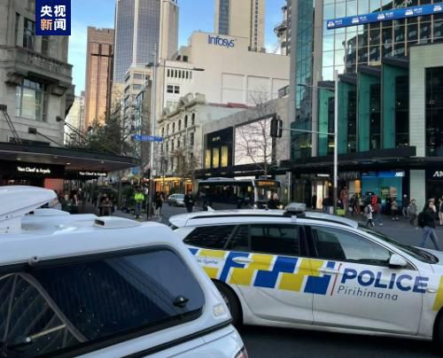 【比赛关键事件】第54分钟，纳乔背后踩踏对方脚踝，主裁第一时间出示黄牌，VAR介入主裁亲自观看回放后取消黄牌，改判为直红罚下纳乔，皇马十人应战。
